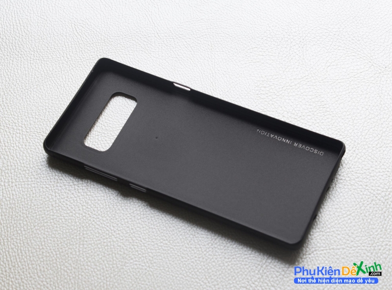 Ốp Lưng Samsung Galaxy Note 8 Hiệu Nillkin Fiber Chính Hãng mặt sau của ốp lưng được thiết kế các đường vân carbon tạo phong cách riêng cho người sư dụng, giúp ốp lưng bám vào tay tốt hơn, tránh trơn trượt và không lưu lại dấu vân tay.